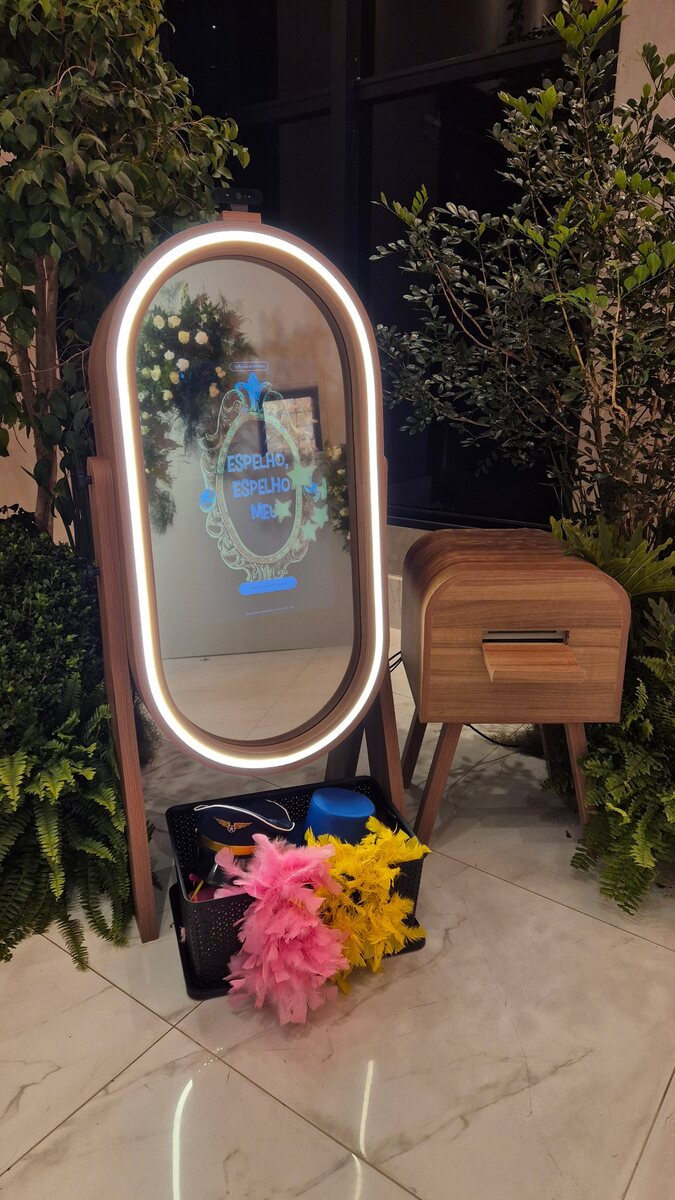 O Espelho Elegance montado em um evento, com a mesa lateral que abriga a impressora.